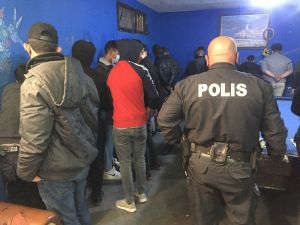 Restoran Görünümlü Bilardo Salonunda 20 Kişi Yakalandı