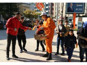 Akdeniz Belediyesi, Vatandaşlara Portakal Suyu Dağıttı