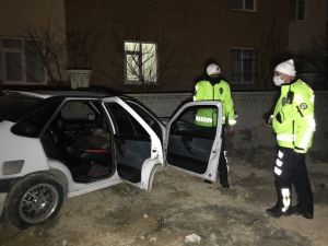Duvara Çarpan Otomobilin Sürücüsü Hayatını Kaybetti