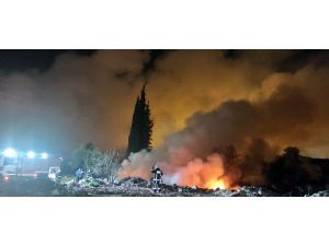 Antalya’da katı atık yangınında gökyüzü dumanla kaplandı