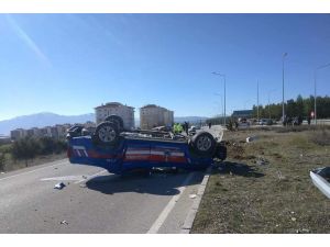 Burdur’da Jandarma Ekip Aracı İle Otomobil Çarpıştı: 4 Yaralı