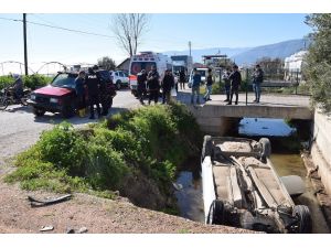 Kumluca’da otomobil sulama kanalına düştü: 2 yaralı