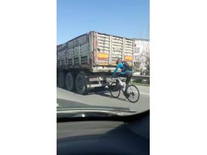 Kamyon Arkasında Bisikletle Tehlikeli Yolculuk