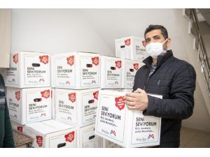 Mersin Büyükşehir Belediyesi, İş Yeri Kapalı 5 Bin 785 Esnafa Gıda Kolisi Dağıtıyor