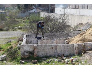 Antalya’da etrafı duvarlarla örülü boş arazide erkek cesedi bulundu