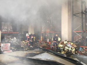 Başkentte Çıkan Yangında Gıda Deposu Küle Döndü