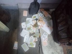 Polisin Kumar Baskını Sırasında İskambil Kağıtlarını Yakmaya Çalıştılar