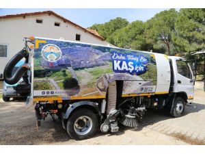 Kaş Belediyesine hibe yol süpürme aracı