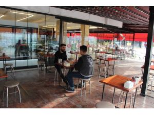 Antalya’da kafe ve restoranlar yüzde 50 kapasiteyle hizmete başladı