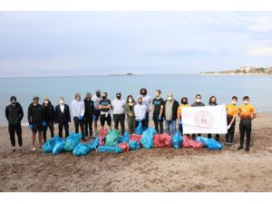 Amerikalı sporcular Antalya’da çevre temizliği yaptı