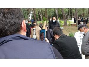 Şizofren oğlunun öldürdüğü anne gözyaşları arasında toprağa verildi
