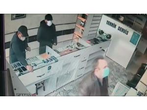 Cep Telefonu Dükkanından Hırsızlık Kamerada