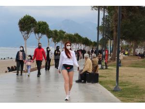 Cumartesi kısıtlamasının olmadığı Antalya’da sahil ve park yoğunluğu