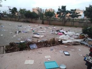 Evinin tüm eşyalarını balkon ve pencereden zemine atıp intihar girişiminde bulundu