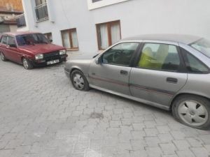 Sokağa Girip Araçların Lastiklerini Kestiler
