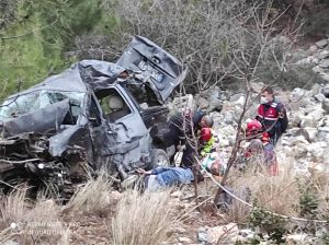 Mersin’de Araç Şarampole Yuvarlandı: 1 Ölü, 4 Yaralı