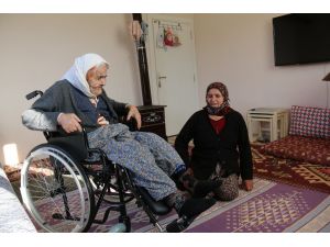 102 yaşındaki Fatma Nine’nin tekerlekli sandalye mutluluğu