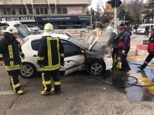 Yanan Aracın Sürücüsü Canını Son Anda Kurtardı