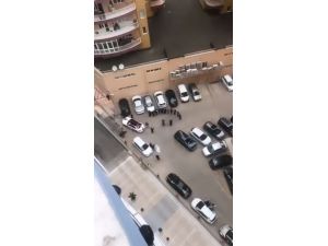 Site otoparkında davul zurna eşliğinde korona halayı