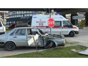 Kırmızı ışık ihlali yapan aracın çarptığı sürücü otomobilde sıkıştı