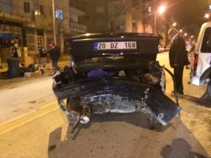 Köpeği Ezmemek İçin Kaldırımdaki Otomobillere Çarptı