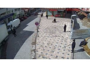 Yoldan Geçen Genç Tekme Atarak Hırsızın Yakalanmasını Sağladı