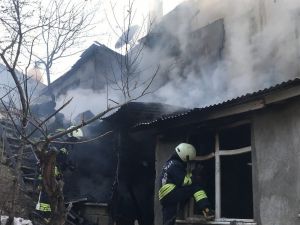 Müstakil Evdeki Yangın Paniğe Neden Oldu