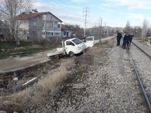 Konya’da Lokomotif İle Kamyonet Çarpıştı: 1 Yaralı
