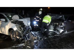 Mersin’de 2 Otomobil Kafa Kafaya Çarpıştı: 3 Yaralı