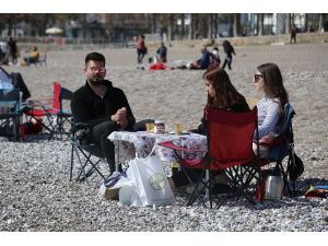 Masasını sandalyesini kapan sahile koştu