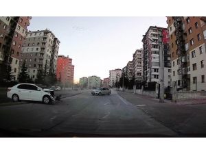 Sokaktan Çıkan Otomobilin Caddedeki Otomobile Çarpma Anı Kamerada