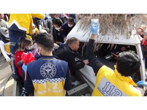 Tarım İşçilerini Taşıyan Kamyonet Bariyerlere Çarptı: 4 Yaralı