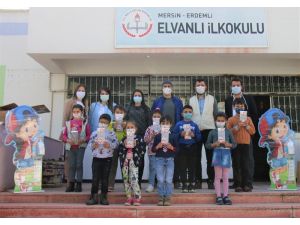 Eczacılardan Öğrencilere Maske Ve Dezenfektan Desteği