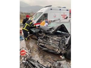 Otomobil Çekiciye Çarptı: 2 Yaralı
