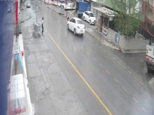 Otomobil Küçük Kıza Böyle Çarptı