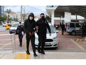 Otelden çaldığı eşyaları çuvala koyup sırtlarken kameralara yakalandı