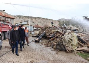 Kaymakamlıktan evi yanan ve hayvanları telef olan ailelere 65 bin liralık destek