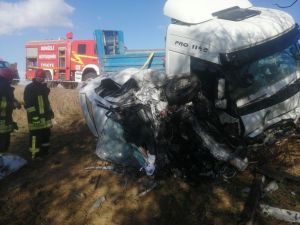 Hatalı Sollama Yapan Tır Karşıdan Gelen Otomobili Ezdi: 1 Ölü, 1 Yaralı