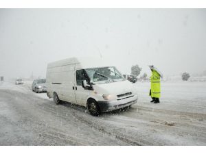 Antalya-Konya karayolunda kar kalınlığı 60-70 santime ulaştı