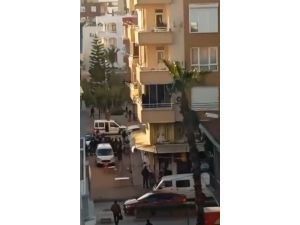 Transseksüel olduğu iddia edilen kişiye sokak ortasında öldüresiye darp