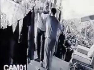 Zile basarak kontrol yapan hırsızlık şüphelisini yakalayıp dövdü