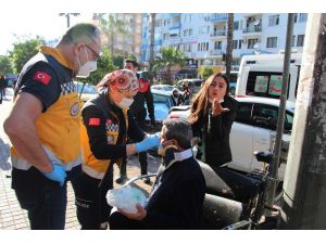 Üzerlerine gelip kaldırıma çıkan otomobilden son anda kaçarak kurtuldular