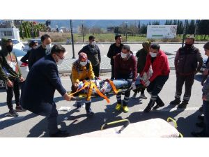 Kaza Yapan Ailenin Yaralı Çocuğu Kurtarma Telaşı