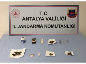 Antalya’da ev ve araçta uyuşturucu madde ele geçirildi