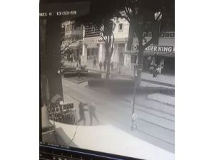 Yerden aldığı şişeyle yanında yürüyen kişiyi darp eden saldırgan, kadının araya girmesiyle kaçtı