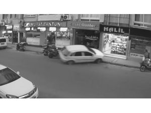 Kaldırıma Çıkan Aracın Altında Kalmaktan Saniyelerle Kurtuldular