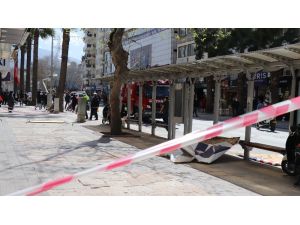 Fırtınanın Uçurduğu Tabela Otobüs Durağına Düştü