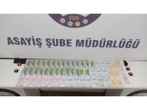 Dolandırıcılar Çaldıkları Altın, Dolar Ve Paralarla Yakalandı