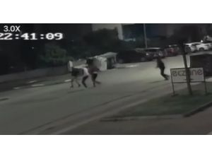 Kağıt toplayıcısının darp anı ve motosikletinin yakılması güvenlik kamerasında