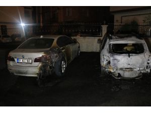 Adana’da Park Halindeki 2 Otomobil Kundaklandı